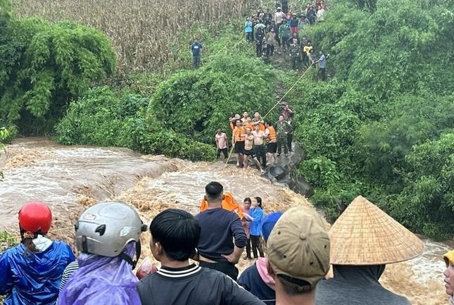Cả trăm người cứu 4 em nhỏ mắc kẹt giữa dòng nước lũ-4