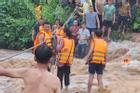 Cả trăm người cứu 4 em nhỏ mắc kẹt giữa dòng nước lũ
