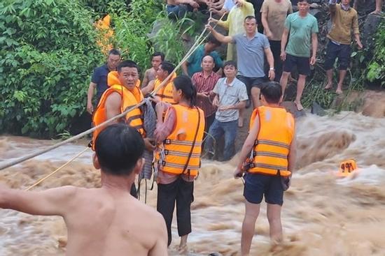 Cả trăm người cứu 4 em nhỏ mắc kẹt giữa dòng nước lũ