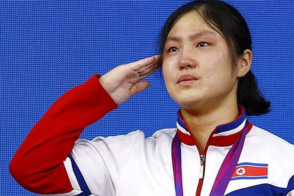 Chấn thương phải nằm cáng ở ASIAD, VĐV Việt Nam vẫn bị chỉ trích, bà xã lên tiếng bênh vực-3