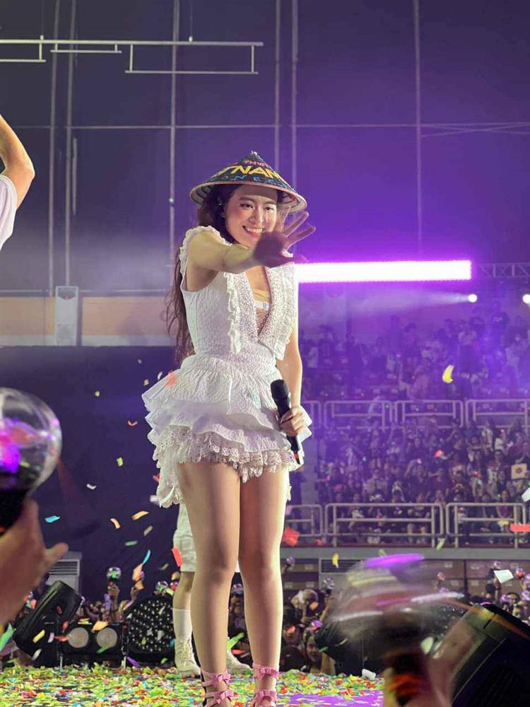 Hoàng Thùy Linh đẹp nức nở nhưng vẫn lộ rõ khuyết điểm dáng khó cải thiện vì kiểu đồ này-2