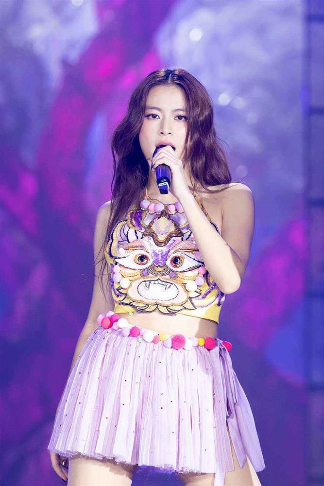 Hoàng Thùy Linh đẹp nức nở nhưng vẫn lộ rõ khuyết điểm dáng khó cải thiện vì kiểu đồ này-3