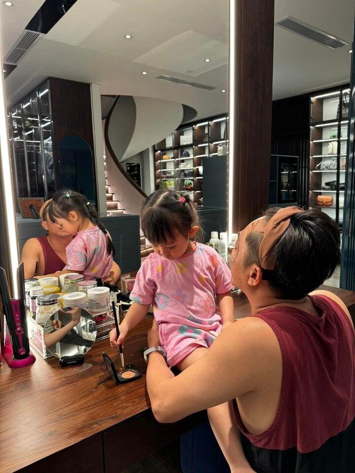 Cường Đô La bất chấp hình ảnh, làm trò cho con gái vui-1