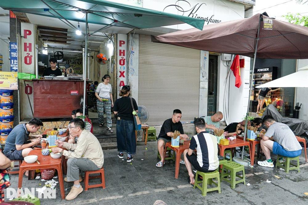 Cô gái 23 tuổi nối nghiệp mẹ nấu phở gia truyền, ngày bán 400 bát-1