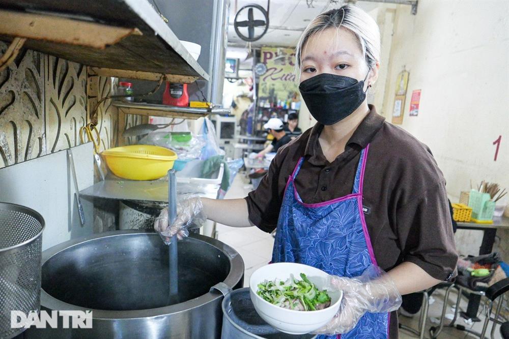 Cô gái 23 tuổi nối nghiệp mẹ nấu phở gia truyền, ngày bán 400 bát-2