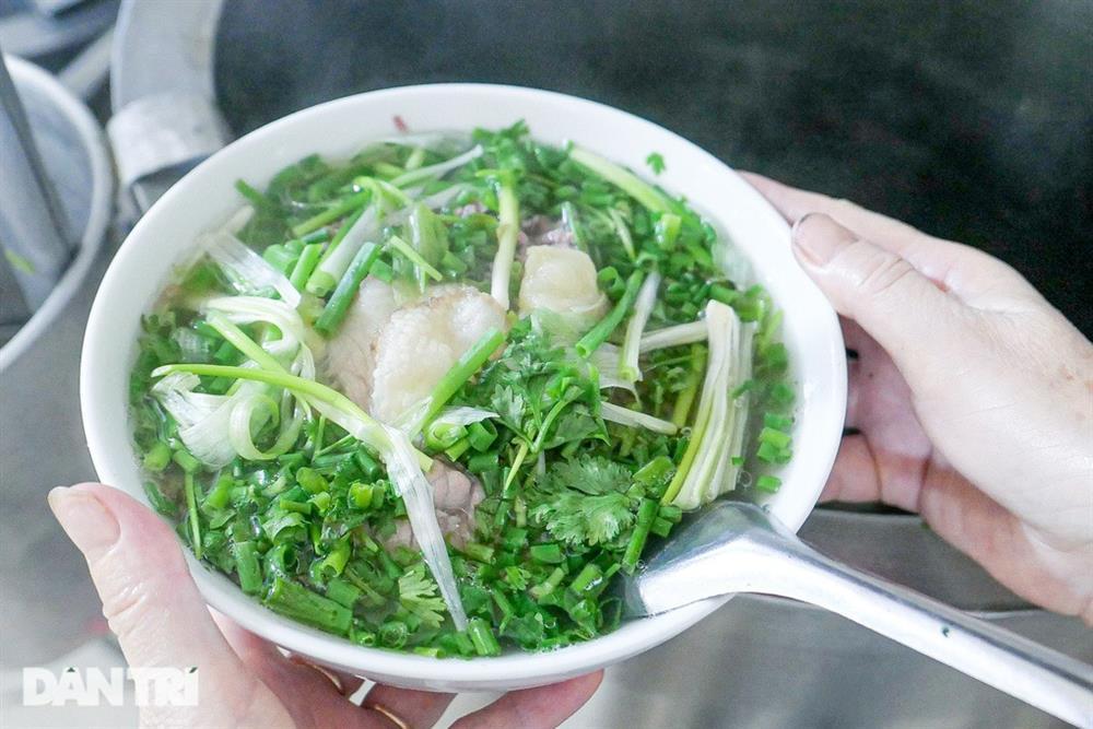 Cô gái 23 tuổi nối nghiệp mẹ nấu phở gia truyền, ngày bán 400 bát-4