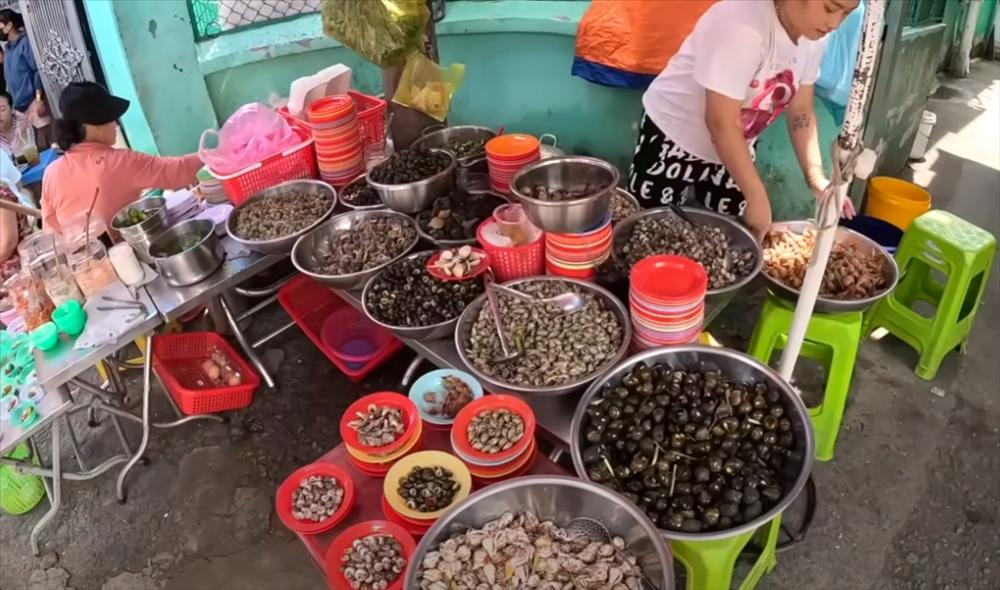 Khách Tây ghé quán ốc chỉ 10.000 đồng/đĩa ở TP.HCM, ăn ‘thả ga’ hết 130.000 đồng-1