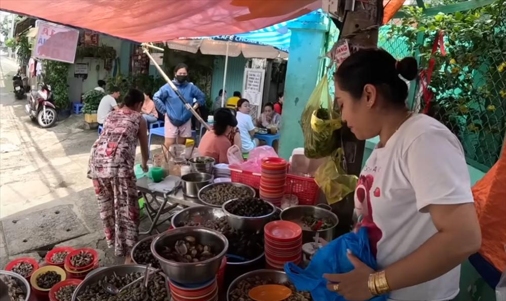 Khách Tây ghé quán ốc chỉ 10.000 đồng/đĩa ở TP.HCM, ăn ‘thả ga’ hết 130.000 đồng-2