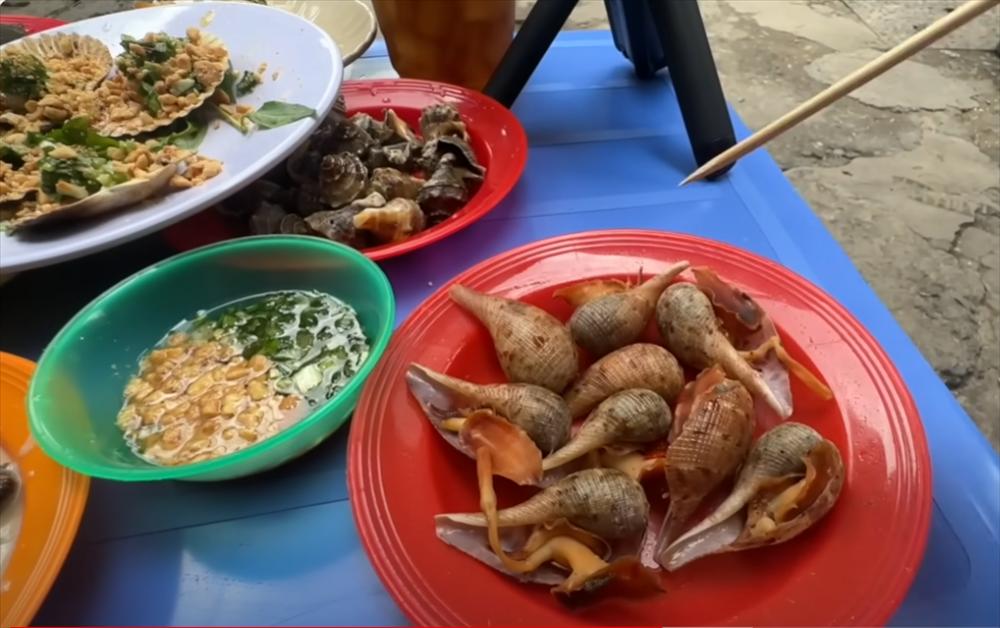 Khách Tây ghé quán ốc chỉ 10.000 đồng/đĩa ở TP.HCM, ăn ‘thả ga’ hết 130.000 đồng-4