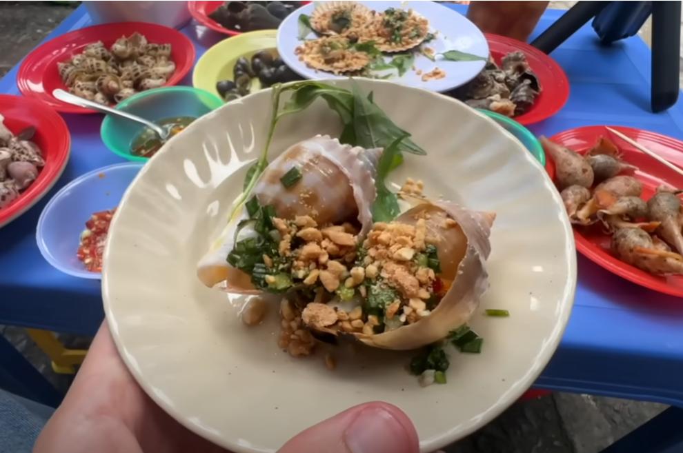 Khách Tây ghé quán ốc chỉ 10.000 đồng/đĩa ở TP.HCM, ăn ‘thả ga’ hết 130.000 đồng-5