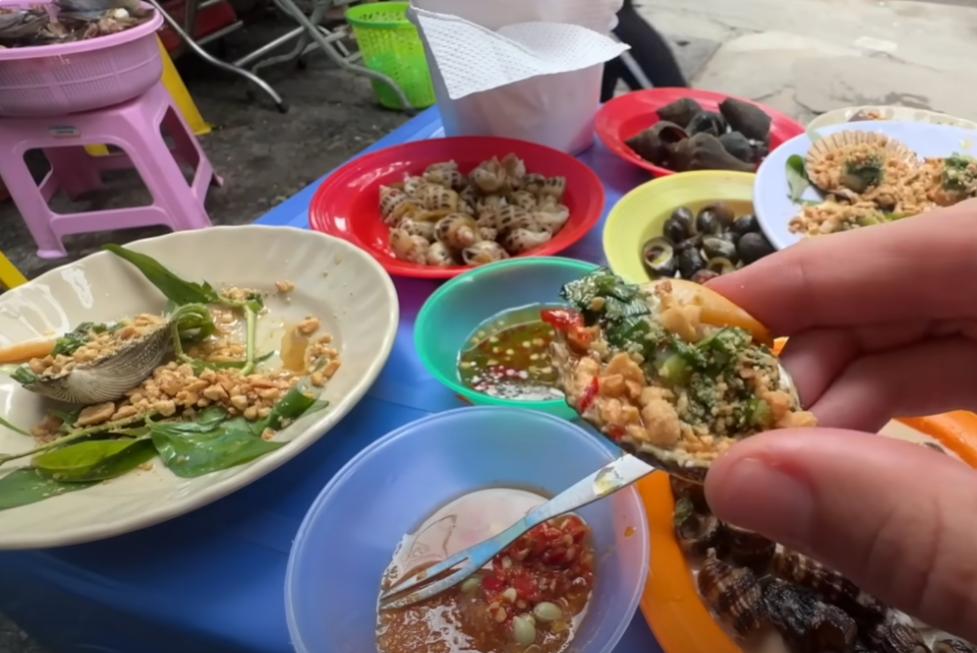 Khách Tây ghé quán ốc chỉ 10.000 đồng/đĩa ở TP.HCM, ăn ‘thả ga’ hết 130.000 đồng-6