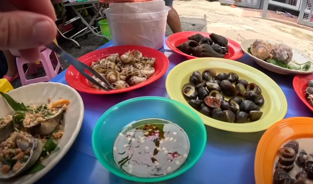 Khách Tây ghé quán ốc chỉ 10.000 đồng/đĩa ở TP.HCM, ăn ‘thả ga’ hết 130.000 đồng-7