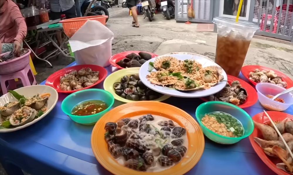 Khách Tây ghé quán ốc chỉ 10.000 đồng/đĩa ở TP.HCM, ăn ‘thả ga’ hết 130.000 đồng-8