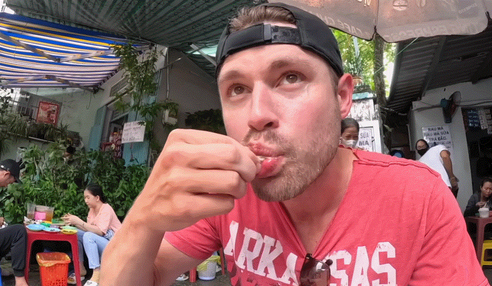 Khách Tây ghé quán ốc chỉ 10.000 đồng/đĩa ở TP.HCM, ăn ‘thả ga’ hết 130.000 đồng-9