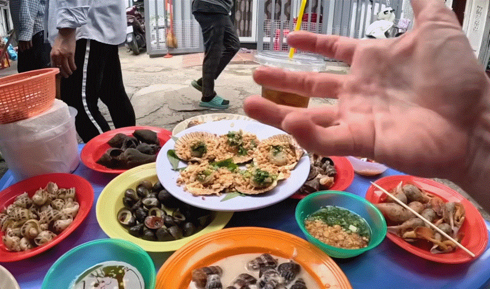 Khách Tây ghé quán ốc chỉ 10.000 đồng/đĩa ở TP.HCM, ăn ‘thả ga’ hết 130.000 đồng-10