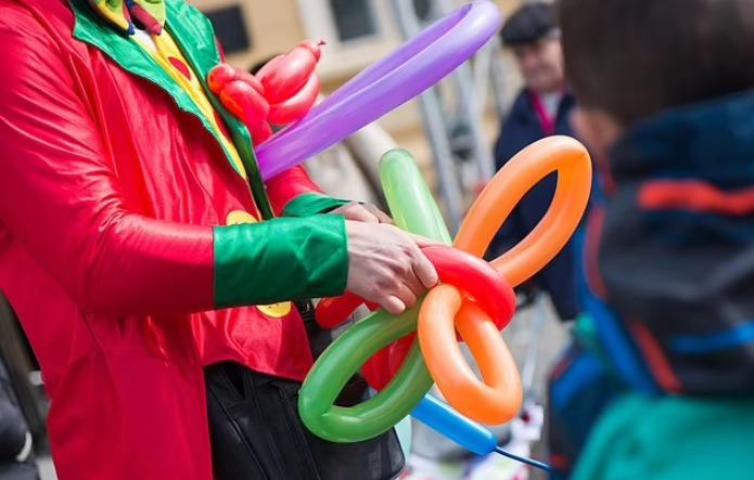 Đóng vai chú hề trong tiệc sinh nhật, chồng phát hiện bí mật động trời của vợ-1