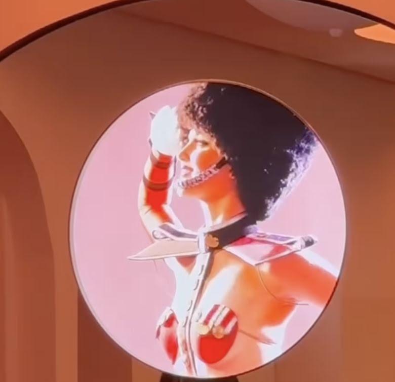 5 bộ đồ Lisa (Blackpink) mặc khi nhảy ở club thoát y: Bộ nội y công sở gây sốc nhất?-2