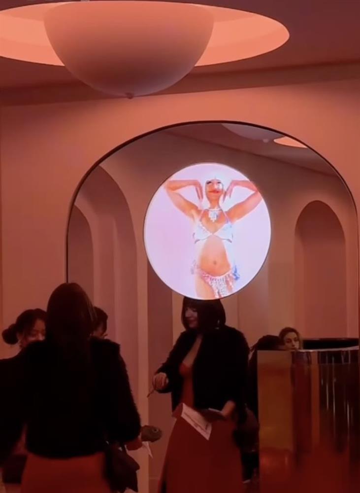 5 bộ đồ Lisa (Blackpink) mặc khi nhảy ở club thoát y: Bộ nội y công sở gây sốc nhất?-5