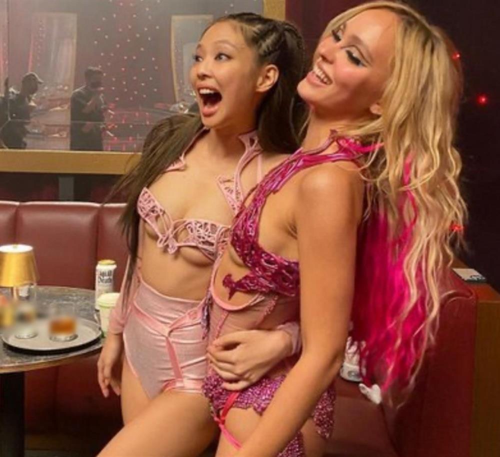 5 bộ đồ Lisa (Blackpink) mặc khi nhảy ở club thoát y: Bộ nội y công sở gây sốc nhất?-7