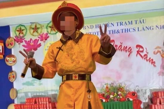 'Giang hồ mạng' mặc trang phục phản cảm đi trao quà Trung thu