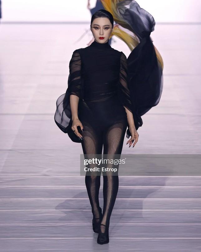 Phạm Băng Băng bị chê khi catwalk-1