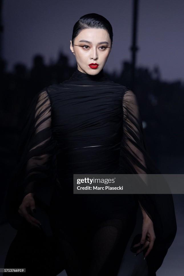 Phạm Băng Băng bị chê khi catwalk-2