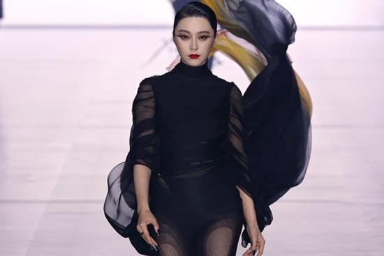 Phạm Băng Băng bị chê khi catwalk