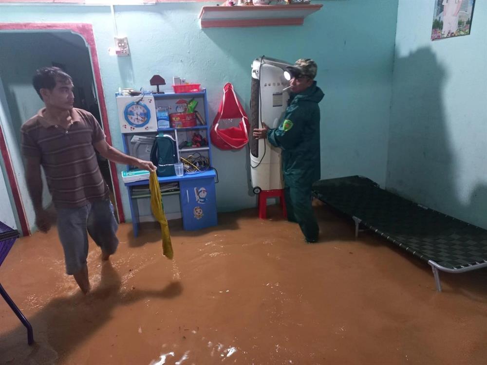 Lũ tràn về trong đêm khiến nhiều nơi ở Bình Phước bị ngập sâu-1