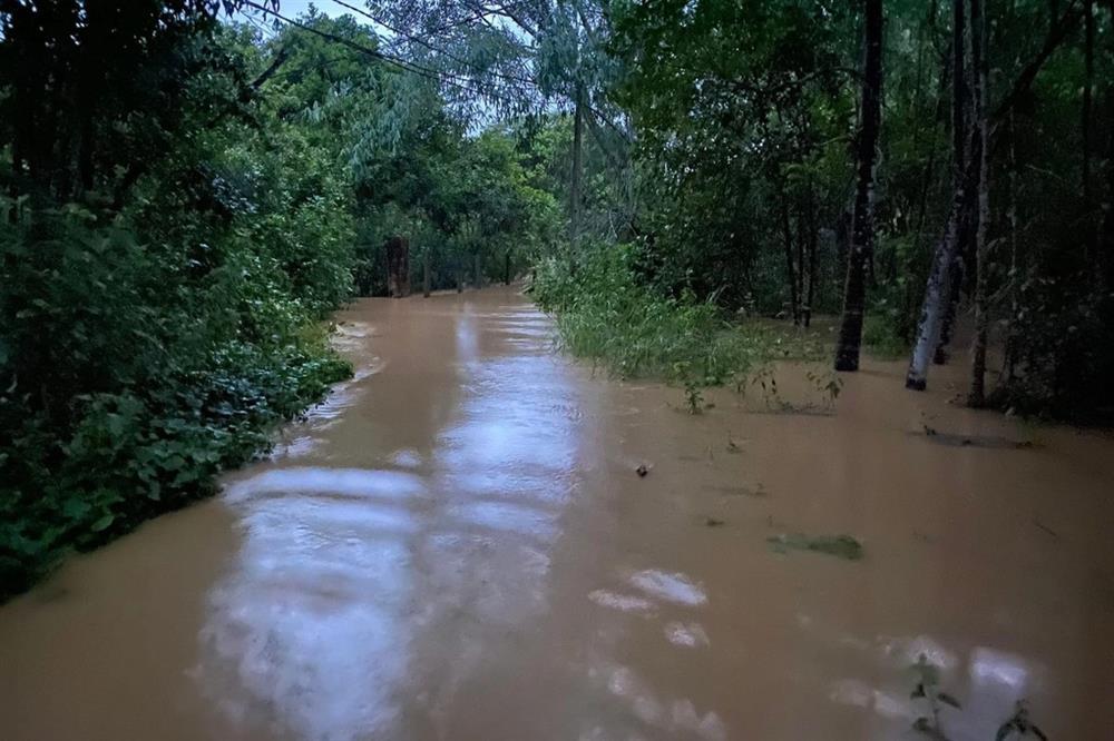 Lũ tràn về trong đêm khiến nhiều nơi ở Bình Phước bị ngập sâu-2