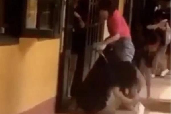 Khiến nữ sinh quỳ khóc ở cửa lớp, hình thức xử lý cô giáo phải đối mặt-2