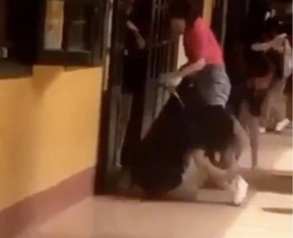 Vụ nữ sinh quỳ khóc trước cửa lớp: Thực hư thông tin kỷ luật học sinh-1