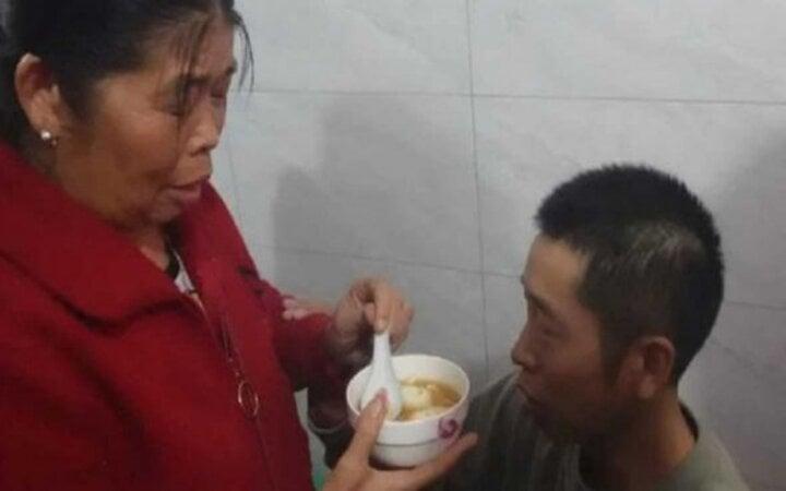 Bị bắt cóc lúc 6 tuổi, người đàn ông khóc nấc khi ăn cơm mẹ nấu sau 37 năm-3