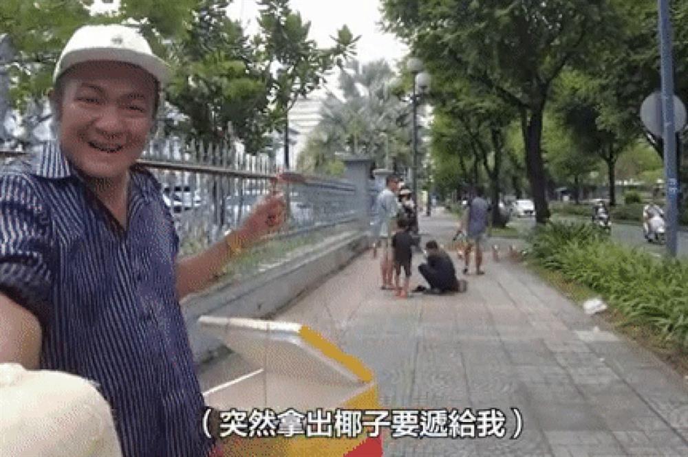 Nữ du khách Đài Loan đăng clip tố người bán dừa ở TPHCM chặt chém-1
