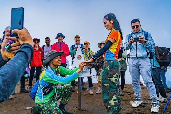 Chàng trai cầu hôn bạn gái trên 'nóc nhà Yên Bái', giữa mùa hoa chi pâu mộng mơ