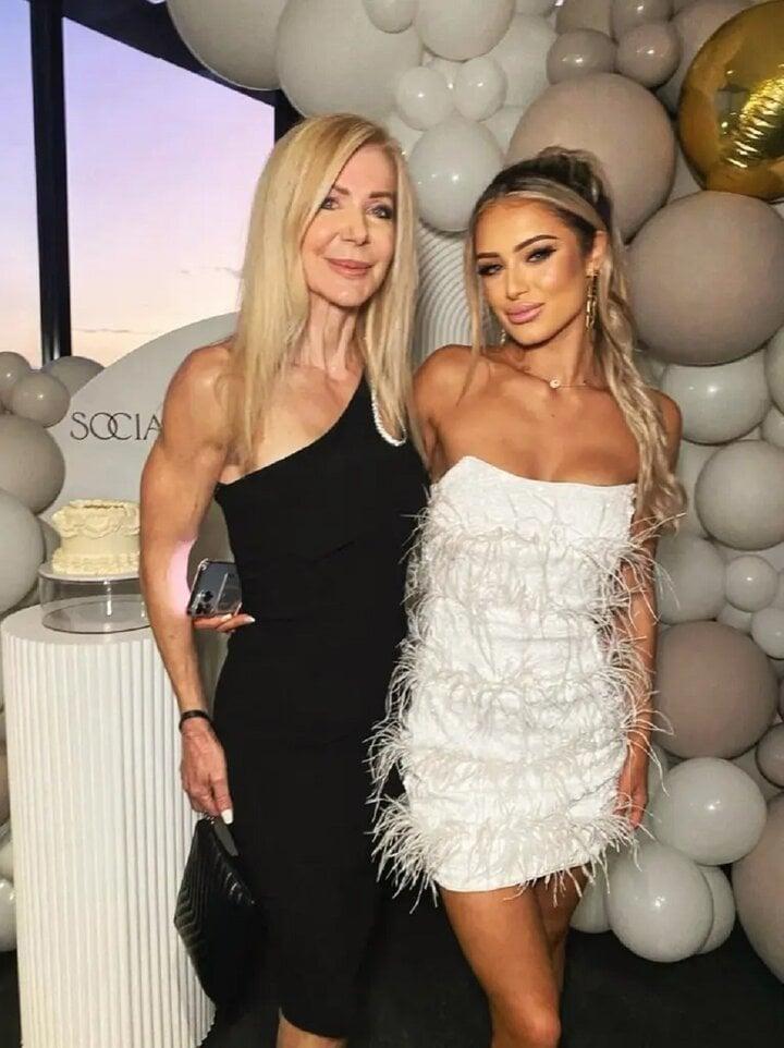 Gia đình gây sốc khi bà ngoại, mẹ và con gái trông như 3 chị em-6