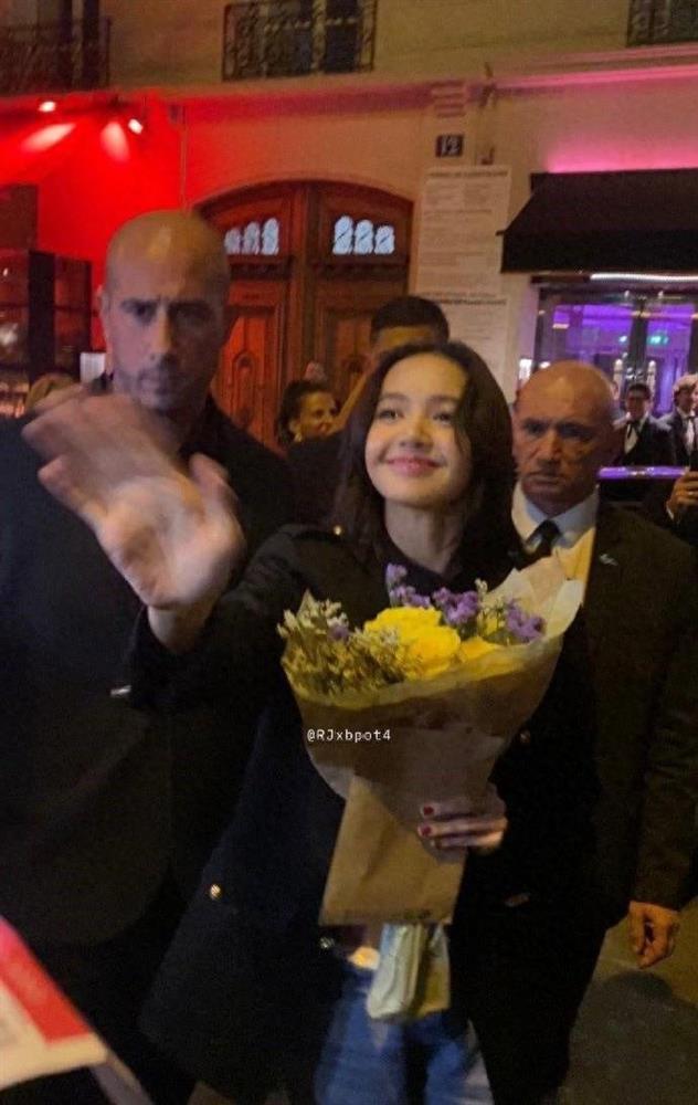 Bất ngờ trước thái độ của mẹ Lisa (BLACKPINK) khi con gái diễn ở câu lạc bộ thoát y-1