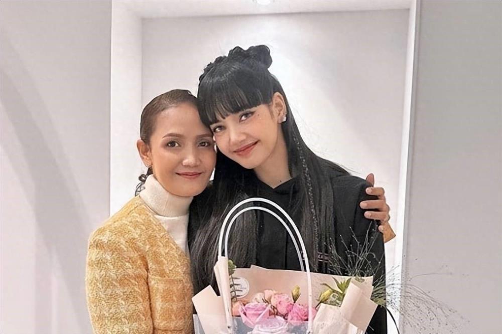 Bất ngờ trước thái độ của mẹ Lisa (BLACKPINK) khi con gái diễn ở câu lạc bộ thoát y-3