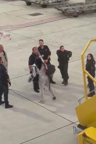 Bị đuổi khỏi máy bay do say rượu, nữ du khách ném hàng xấp tiền xuống đường băng-2