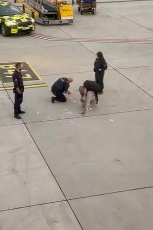 Bị đuổi khỏi máy bay do say rượu, nữ du khách ném hàng xấp tiền xuống đường băng-3