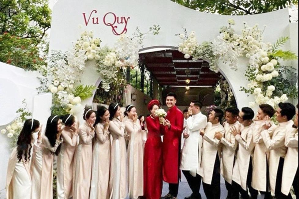 Tiết lộ hình ảnh hiếm hoi trong đám cưới siêu mẫu Vĩnh Thụy, choáng ngợp trước cơ ngơi nhà gái-1