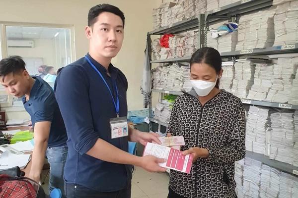 Hà Nội: Hành khách bỏ quên 2 tỷ đồng mua nhà trên xe buýt và cái kết đẹp-1