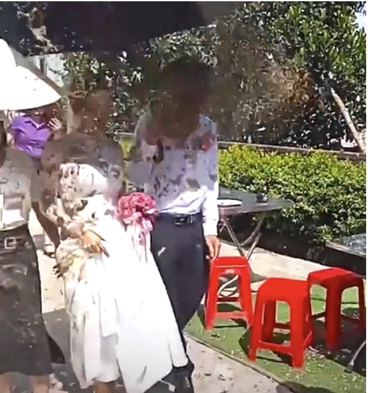 Cô dâu ở Hà Tĩnh bị người yêu cũ của chồng tạt bùn vào mặt trong ngày cưới-1
