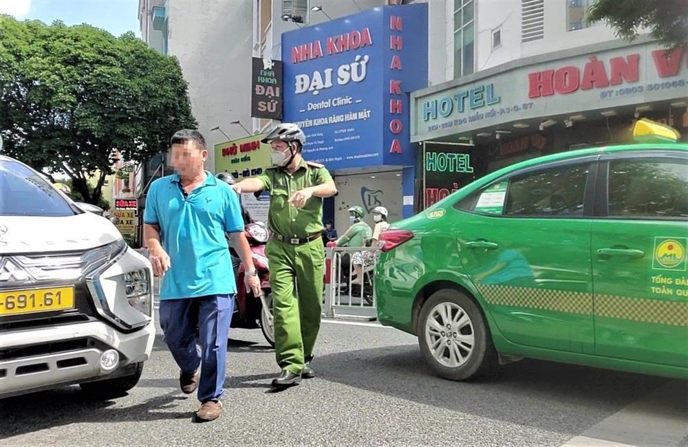 Xôn xao clip tài xế xe công nghệ cầm dao rượt hành khách ở TPHCM-2