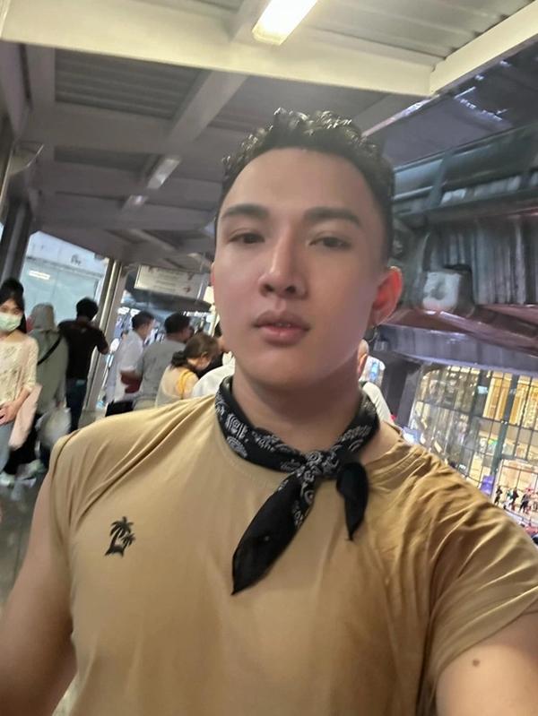 Du khách Việt mệt lả tháo chạy khỏi vụ xả súng giữa trung tâm Bangkok-1