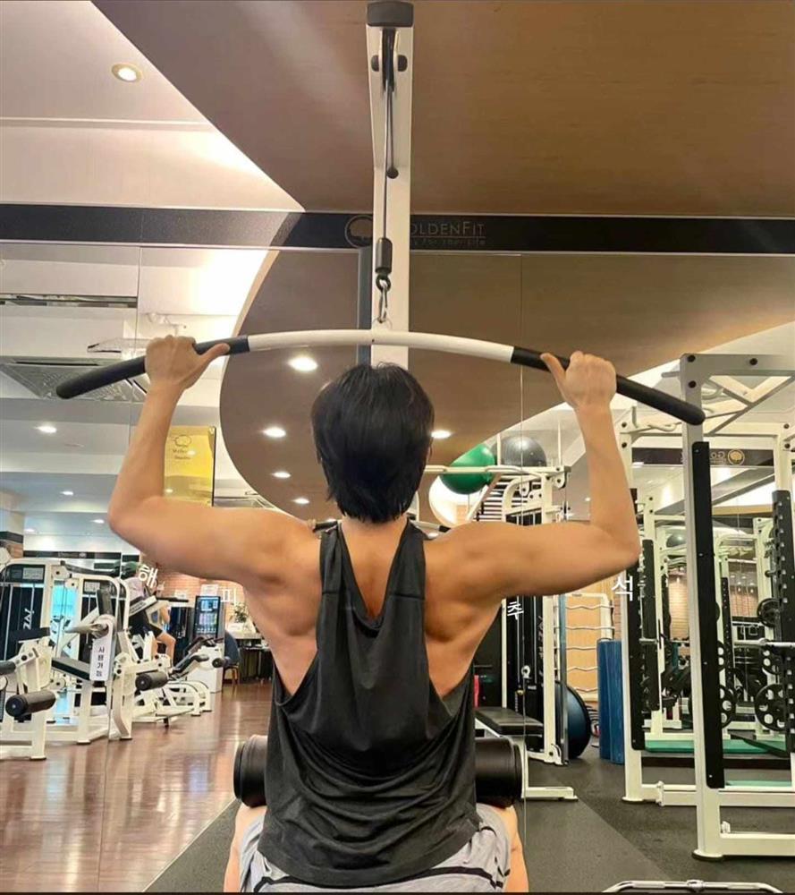 Người yêu Ninh Dương Lan Ngọc U50 sở hữu cơ bắp cuồn cuộn, body 6 múi căng đét-1