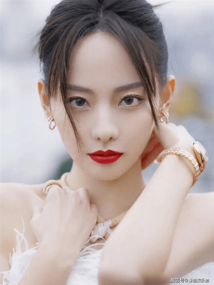 Tại sao khán giả đòi cấm sóng nghệ sĩ xem Lisa (BlackPink) diễn ở bar thoát y?-2