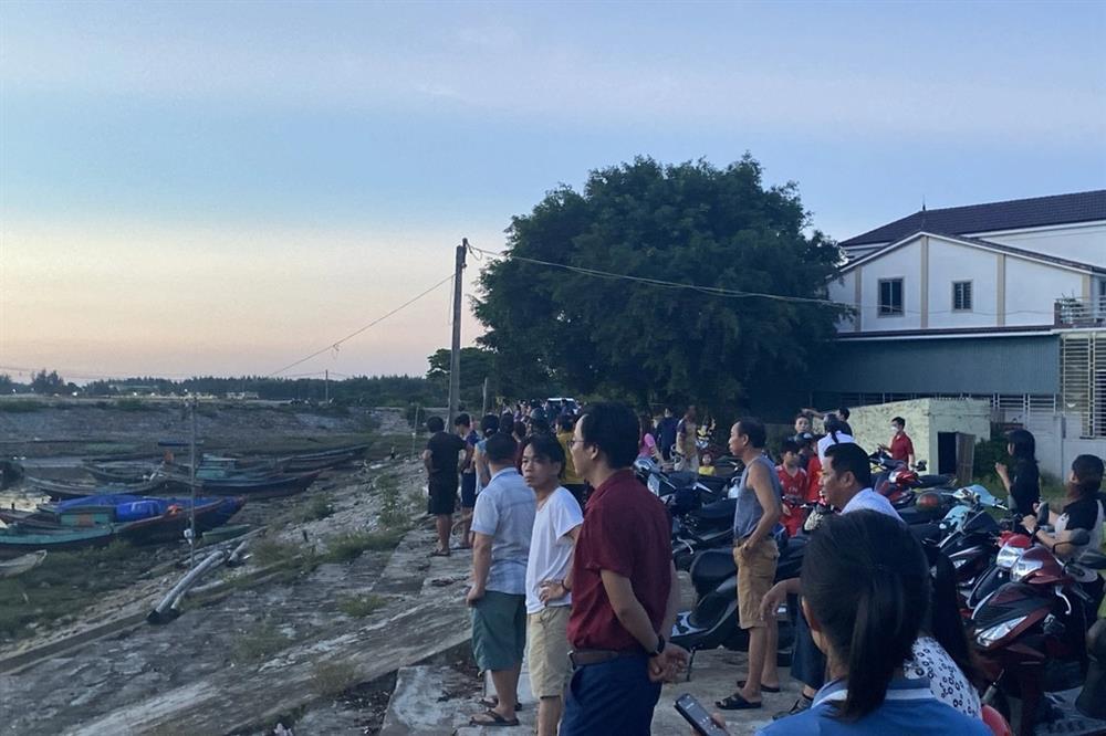 Vụ bé trai 4 tuổi mất tích: Phát hiện dép, cả trăm người tìm kiếm trong đêm-1