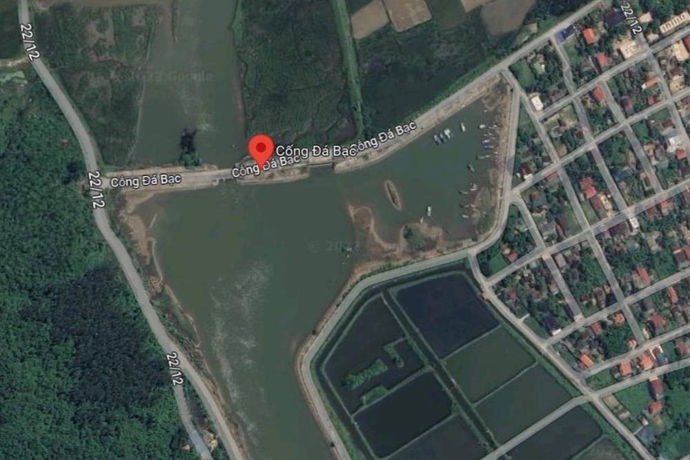 Vụ bé trai 4 tuổi mất tích: Phát hiện dép, cả trăm người tìm kiếm trong đêm-2