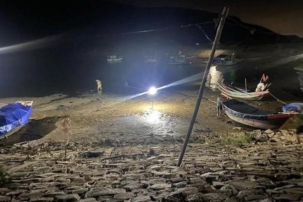 Bị cuốn vào gầm xe buýt, hai vợ chồng thương vong-2