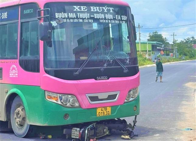 Bị cuốn vào gầm xe buýt, hai vợ chồng thương vong-1